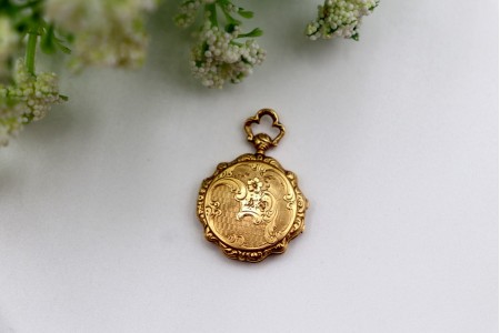 Caixa de vinagrete em ouro amarelo em forma de relógio de bolso com gravados e r
